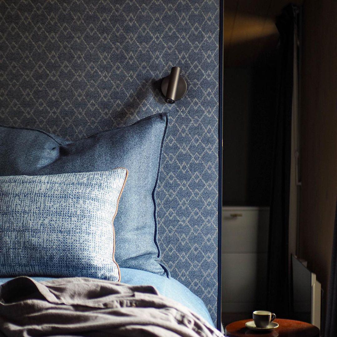 Adjustable Pivot LED Reading Lamp / ∅ 3.1″ x H 4.3″ / Dia 8cm x H 11cm / Black / Cool Light